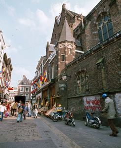 835815 Gezicht in de Steenweg te Utrecht met rechts een gedeelte van de Buurkerk.